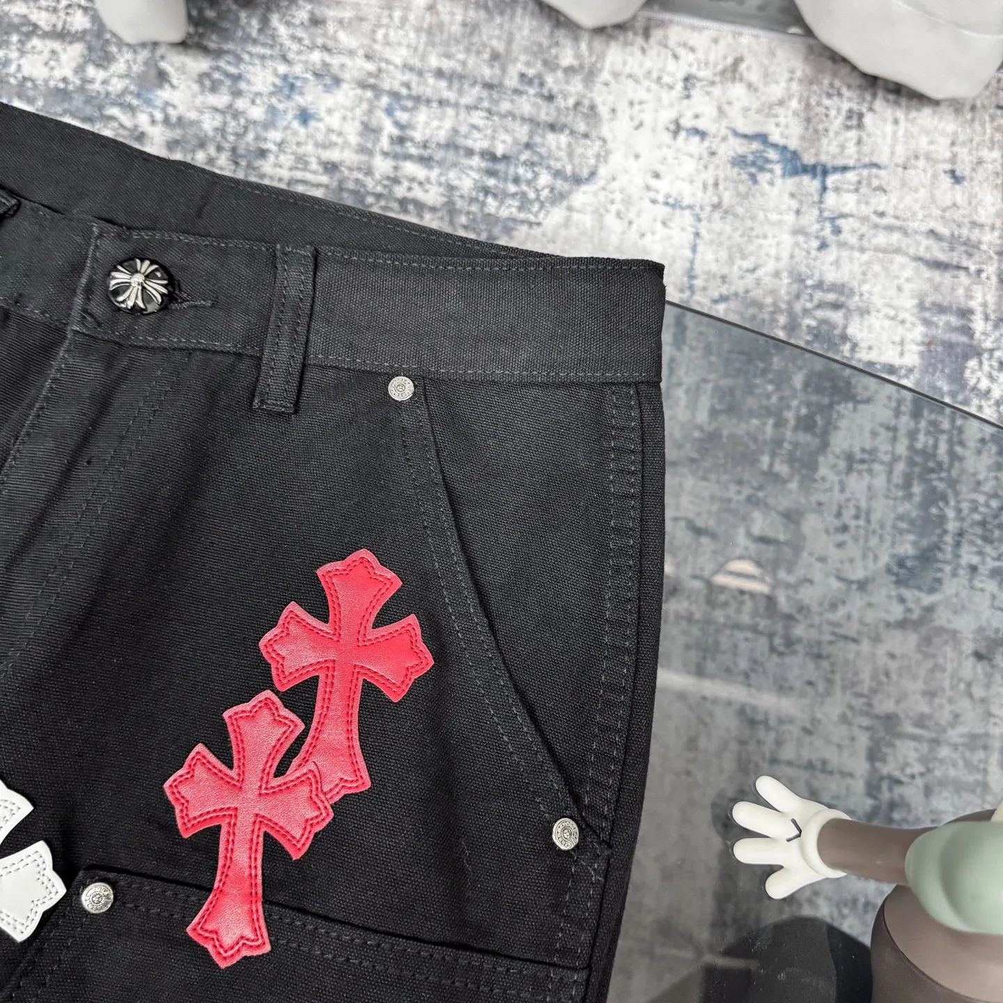 P280 Chrome hearts washed jeans with black logging and white leather elements. Really restore the ultimate texture of Vintage. Three-dimensional version. Loose and comfortable, not picky on the figure. Makes taller and slimmer. Factory precision. Original factory quality control. Same style for men and women. Can be matched with couples. Versatile recommendation. Must-have jeans for all seasons. Fashionistas have been disappointed. From the quality selection of fabrics, the tailoring of details, and the matching of patterns, they are all impeccable! The upper body is so handsome when worn...it can be easily worn by men, women and children! The craftsmanship is made of heavy-duty washed pure cotton denim fabric. After washing, it is soft and thick and looks very stylish when worn. Color: black Size: 28 30 32 34 36